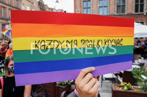  20.08.2020 GDANSK<br />
PROTEST JESTEM LGBT - PRZECIWKO PRZEMOCY I MOWIE NIENAWISCI WOBEC SPOLECZNOSCI LGBTQ+<br />
N/Z MANIFESTANCI Z TRANSPARENTEM KAZDY MA PRAWO KOCHAC<br />
 