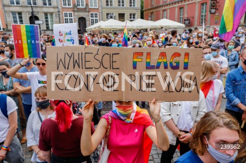  20.08.2020 GDANSK<br />
PROTEST JESTEM LGBT - PRZECIWKO PRZEMOCY I MOWIE NIENAWISCI WOBEC SPOLECZNOSCI LGBTQ+<br />
N/Z MANIFESTANCI Z TRANSPARENTEM WYWIESCIE FLAGI CZYNY NIE PUSTE SLOWA JESTEM LGBT<br />
 