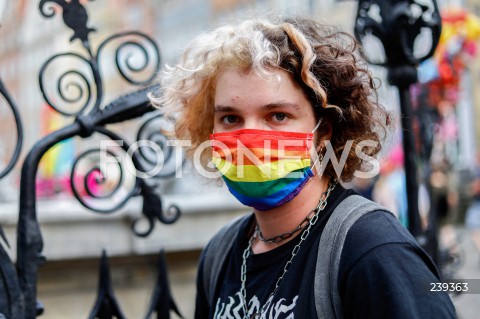  20.08.2020 GDANSK<br />
PROTEST JESTEM LGBT - PRZECIWKO PRZEMOCY I MOWIE NIENAWISCI WOBEC SPOLECZNOSCI LGBTQ+<br />
N/Z MANIFESTANT W TECZOWEJ MASECZCE<br />
 