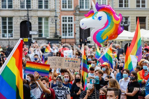  20.08.2020 GDANSK<br />
PROTEST JESTEM LGBT - PRZECIWKO PRZEMOCY I MOWIE NIENAWISCI WOBEC SPOLECZNOSCI LGBTQ+<br />
N/Z MANIFESTANCI Z TRANSPARENTAMI I FLAGAMI<br />
 