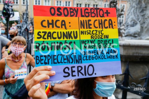  20.08.2020 GDANSK<br />
PROTEST JESTEM LGBT - PRZECIWKO PRZEMOCY I MOWIE NIENAWISCI WOBEC SPOLECZNOSCI LGBTQ+<br />
N/Z MANIFESTANCI Z TRANSPARENTEM OSOBY LGBRQ+ CHCA SZACUNKU ROWNOSCI BEZPIECZENSTWA NIE CHCA NISZCZYC RODZIN UCZYC DZIECI MASTURBACJI ODBIERAC WAM CZEGOKOLIWEK<br />
 