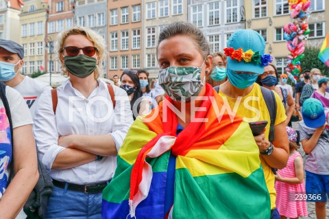  20.08.2020 GDANSK<br />
PROTEST JESTEM LGBT - PRZECIWKO PRZEMOCY I MOWIE NIENAWISCI WOBEC SPOLECZNOSCI LGBTQ+<br />
N/Z MANIFESTANCI Z FLAGAMI<br />
 