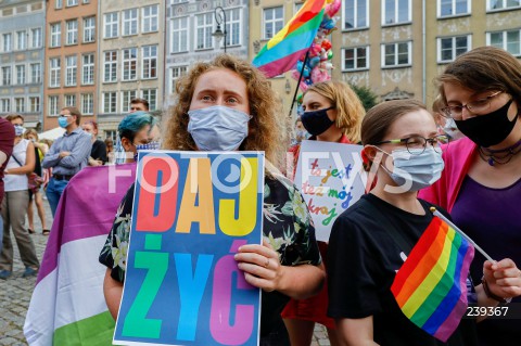  20.08.2020 GDANSK<br />
PROTEST JESTEM LGBT - PRZECIWKO PRZEMOCY I MOWIE NIENAWISCI WOBEC SPOLECZNOSCI LGBTQ+<br />
N/Z MANIFESTANCI Z TRANSPARENTEM DAJ ZYC TO JEST TEZ MOJ KRAJ<br />
 