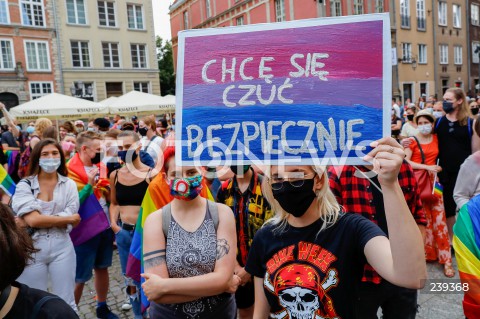  20.08.2020 GDANSK<br />
PROTEST JESTEM LGBT - PRZECIWKO PRZEMOCY I MOWIE NIENAWISCI WOBEC SPOLECZNOSCI LGBTQ+<br />
N/Z MANIFESTANCI Z TRANSPARENTEM CZUC SIE BEZPIECZNIE<br />
 