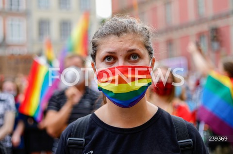  20.08.2020 GDANSK<br />
PROTEST JESTEM LGBT - PRZECIWKO PRZEMOCY I MOWIE NIENAWISCI WOBEC SPOLECZNOSCI LGBTQ+<br />
N/Z MANIFESTANTKA W TECZOWEJ MASECZCE<br />
 