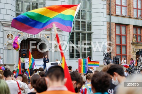  20.08.2020 GDANSK<br />
PROTEST JESTEM LGBT - PRZECIWKO PRZEMOCY I MOWIE NIENAWISCI WOBEC SPOLECZNOSCI LGBTQ+<br />
N/Z MANIFESTANCI Z FLAGAMI LGBT<br />
 