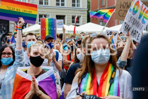  20.08.2020 GDANSK<br />
PROTEST JESTEM LGBT - PRZECIWKO PRZEMOCY I MOWIE NIENAWISCI WOBEC SPOLECZNOSCI LGBTQ+<br />
N/Z MANIFESTANCI Z TRANSPARENTAMI I TECZOWYMI FLAGAMI<br />
 