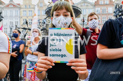  20.08.2020 GDANSK<br />
PROTEST JESTEM LGBT - PRZECIWKO PRZEMOCY I MOWIE NIENAWISCI WOBEC SPOLECZNOSCI LGBTQ+<br />
N/Z MANIFESTANTKA Z TRANSPARENTEM A BLIZNIEGO SWEGO JAK SIEBIE SAMEGO<br />
 