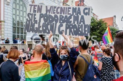  20.08.2020 GDANSK<br />
PROTEST JESTEM LGBT - PRZECIWKO PRZEMOCY I MOWIE NIENAWISCI WOBEC SPOLECZNOSCI LGBTQ+<br />
N/Z MANIFESTANTKA Z TRANSPARENTEM TEN WEC NIE MA CI SIE PODOBAC MA NAGLOSNIC PROBLEM<br />
 