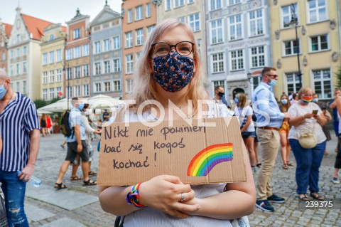  20.08.2020 GDANSK<br />
PROTEST JESTEM LGBT - PRZECIWKO PRZEMOCY I MOWIE NIENAWISCI WOBEC SPOLECZNOSCI LGBTQ+<br />
N/Z MANIFESTANTKA Z TRANSPARENTEM NIKT NIE POWINIEN SIE KOGOS BAC<br />
 