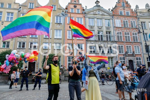  20.08.2020 GDANSK<br />
PROTEST JESTEM LGBT - PRZECIWKO PRZEMOCY I MOWIE NIENAWISCI WOBEC SPOLECZNOSCI LGBTQ+<br />
N/Z MANIFESTANCI Z FLAGAMI LGBT<br />
 