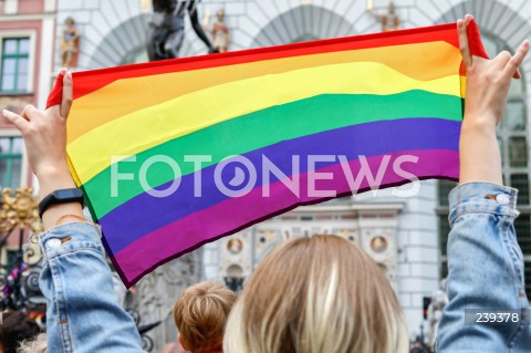  20.08.2020 GDANSK<br />
PROTEST JESTEM LGBT - PRZECIWKO PRZEMOCY I MOWIE NIENAWISCI WOBEC SPOLECZNOSCI LGBTQ+<br />
N/Z MANIFESTANCI Z TRANSPARENTEM<br />
 