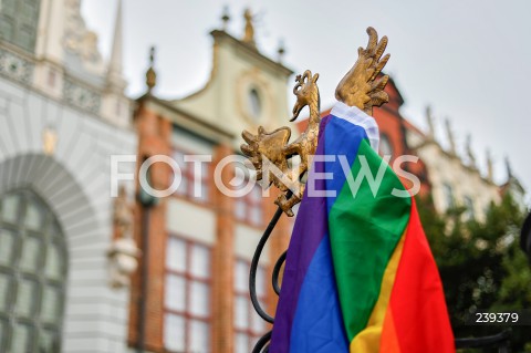  20.08.2020 GDANSK<br />
PROTEST JESTEM LGBT - PRZECIWKO PRZEMOCY I MOWIE NIENAWISCI WOBEC SPOLECZNOSCI LGBTQ+<br />
N/Z GODLO ORZEL Z FLAGA LGBT<br />
 