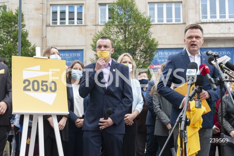  29.08.2020 WARSZAWA<br />
PREZENTACJA LOGO POLSKA 2050 SZYMONA HOLOWNI<br />
N/Z SZYMON HOLOWNIA RAFAL MAKSYMOWICZ<br />
 