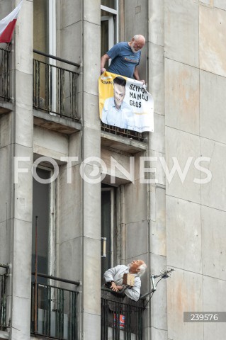  29.08.2020 WARSZAWA<br />
PREZENTACJA LOGO POLSKA 2050 SZYMONA HOLOWNI<br />
N/Z SZYMON HOLOWNIA PLAKAT WYBORCZY<br />
 