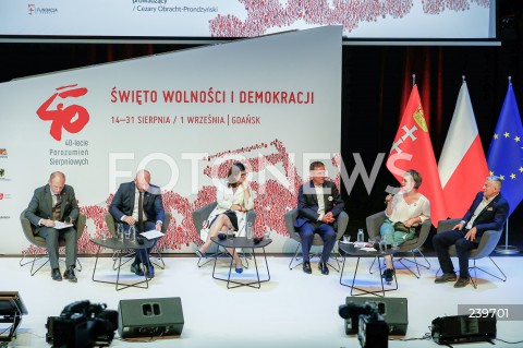  31.08.2020 GDANSK<br />
SWIETO WOLNOSCI I DEMOKRACJI<br />
CZTERDZIESTOLECIE POROZUMIEN SIERPNIOWYCH<br />
N/Z WLADYSLAW FRASYNIUK ALEKSANDRA DULKIEWICZ JACEK SUTRYK<br />
 