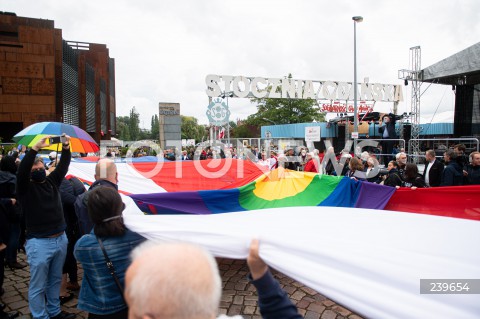  31.08.2020 GDANSK<br />
OBCHODY 40. ROCZNICY POROZUMIEN SIERPNIOWYCH W GDANSKU<br />
N/Z TECZOWA FLAGA SEKTOROWKA KOD STOCZNIA GDANSK<br />
 