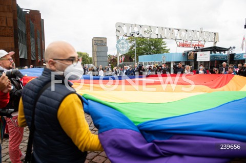  31.08.2020 GDANSK<br />
OBCHODY 40. ROCZNICY POROZUMIEN SIERPNIOWYCH W GDANSKU<br />
N/Z FLAGA TECZOWA LGBT POD STOCZNIA GDANSK<br />
 