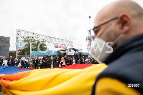  31.08.2020 GDANSK<br />
OBCHODY 40. ROCZNICY POROZUMIEN SIERPNIOWYCH W GDANSKU<br />
N/Z FLAGA TECZOWA LGBT POD STOCZNIA GDANSK<br />
 