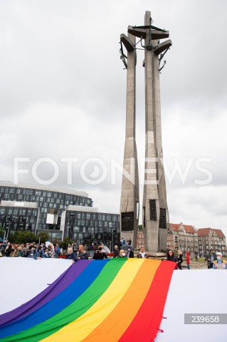  31.08.2020 GDANSK<br />
OBCHODY 40. ROCZNICY POROZUMIEN SIERPNIOWYCH W GDANSKU<br />
N/Z FLAGA TECZOWA LGBT POD STOCZNIA GDANSK POMNIK POLEGLYCH STOCZNIOWCOW<br />
 