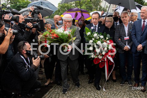  31.08.2020 GDANSK<br />
OBCHODY 40. ROCZNICY POROZUMIEN SIERPNIOWYCH W GDANSKU<br />
N/Z LECH WALESA TOMASZ GRODZKI SKLADAJA KWIATY POD POMNIKIEM POLEGLYCH STOCZNIOWCOW<br />
 