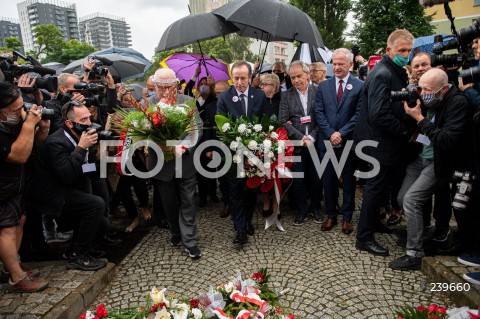  31.08.2020 GDANSK<br />
OBCHODY 40. ROCZNICY POROZUMIEN SIERPNIOWYCH W GDANSKU<br />
N/Z LECH WALESA TOMASZ GRODZKI SKLADAJA KWIATY POD POMNIKIEM POLEGLYCH STOCZNIOWCOW<br />
 