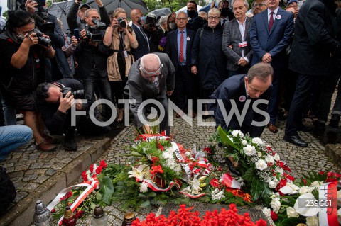  31.08.2020 GDANSK<br />
OBCHODY 40. ROCZNICY POROZUMIEN SIERPNIOWYCH W GDANSKU<br />
N/Z LECH WALESA TOMASZ GRODZKI SKLADAJA KWIATY POD POMNIKIEM POLEGLYCH STOCZNIOWCOW<br />
 