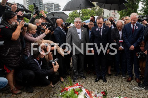  31.08.2020 GDANSK<br />
OBCHODY 40. ROCZNICY POROZUMIEN SIERPNIOWYCH W GDANSKU<br />
N/Z LECH WALESA TOMASZ GRODZKI SKLADAJA KWIATY POD POMNIKIEM POLEGLYCH STOCZNIOWCOW<br />
 