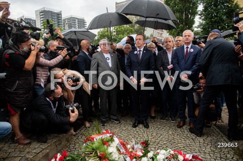  31.08.2020 GDANSK<br />
OBCHODY 40. ROCZNICY POROZUMIEN SIERPNIOWYCH W GDANSKU<br />
N/Z LECH WALESA TOMASZ GRODZKI SKLADAJA KWIATY POD POMNIKIEM POLEGLYCH STOCZNIOWCOW<br />
 