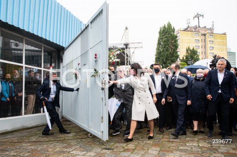  31.08.2020 GDANSK<br />
OBCHODY 40. ROCZNICY POROZUMIEN SIERPNIOWYCH W GDANSKU<br />
N/Z LECH WALESA OTWIERA BRAME NR 2 STOCZNI GDANSKIEJ ALEKSANDRA DULKIEWICZ WLADYSLAW FRASYNIUK TOMASZ GRODZKI<br />
 