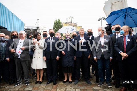  31.08.2020 GDANSK<br />
OBCHODY 40. ROCZNICY POROZUMIEN SIERPNIOWYCH W GDANSKU<br />
N/Z LECH WALESA OTWIERA BRAME NR 2 STOCZNI GDANSKIEJ ALEKSANDRA DULKIEWICZ WLADYSLAW FRASYNIUK TOMASZ GRODZKI HENRYKA KRZYWONOS<br />
 