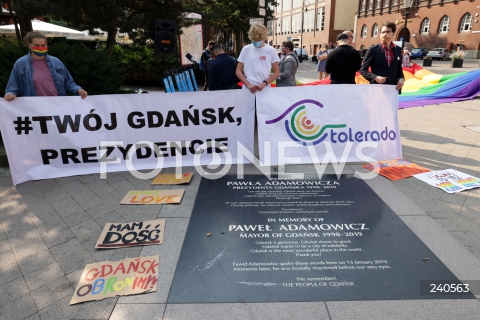  12.09.2020 GDANSK<br />
GDANSK PRZECIWKO TECZOWEJ AGRESJI<br />
PROTEST ZORGANIZOWANY PRZEZ MLODZIEZ WSZECHPOLSKA, ORAZ SIEDEM KONTRMANIFESTACJI M.IN.: GDANSK DLA WSZYSTKICH, TWOJ GDANSK PREZYDENCIE, GDANSK MOWI STOP FASZYZMOWI, KONTRMANIFA GO! GDANSK OBRONIMY, GDANSK - TAK DLA ROWNOSCI<br />
N/Z TABLICA PAMIECI W MIEJSCU ZABOJSTWA PREZYDENTA GDANSKA PAWLA ADAMOWICZA MANIFESTANCI TWOJ GDANS PREZYDENCIE TOLERADO<br />
 