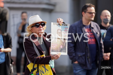  12.09.2020 GDANSK<br />
GDANSK PRZECIWKO TECZOWEJ AGRESJI<br />
PROTEST ZORGANIZOWANY PRZEZ MLODZIEZ WSZECHPOLSKA, ORAZ SIEDEM KONTRMANIFESTACJI M.IN.: GDANSK DLA WSZYSTKICH, TWOJ GDANSK PREZYDENCIE, GDANSK MOWI STOP FASZYZMOWI, KONTRMANIFA GO! GDANSK OBRONIMY, GDANSK - TAK DLA ROWNOSCI<br />
N/Z MANFIESTANTKA Z PORTRETEM PREZYDENTA GDANSKA PAWLA ADAMOWICZA<br />
 