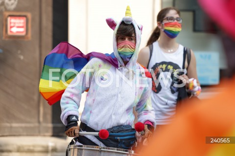  12.09.2020 GDANSK<br />
GDANSK PRZECIWKO TECZOWEJ AGRESJI<br />
PROTEST ZORGANIZOWANY PRZEZ MLODZIEZ WSZECHPOLSKA, ORAZ SIEDEM KONTRMANIFESTACJI M.IN.: GDANSK DLA WSZYSTKICH, TWOJ GDANSK PREZYDENCIE, GDANSK MOWI STOP FASZYZMOWI, KONTRMANIFA GO! GDANSK OBRONIMY, GDANSK - TAK DLA ROWNOSCI<br />
N/Z MANIFESTANTKA LGBT W STROJU JEDNOROZCA<br />
 