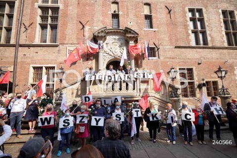  12.09.2020 GDANSK<br />
GDANSK PRZECIWKO TECZOWEJ AGRESJI<br />
PROTEST ZORGANIZOWANY PRZEZ MLODZIEZ WSZECHPOLSKA, ORAZ SIEDEM KONTRMANIFESTACJI M.IN.: GDANSK DLA WSZYSTKICH, TWOJ GDANSK PREZYDENCIE, GDANSK MOWI STOP FASZYZMOWI, KONTRMANIFA GO! GDANSK OBRONIMY, GDANSK - TAK DLA ROWNOSCI<br />
N/Z MAGDALENA ADAMOWICZ ALEKSANDRA DULKIEWICZ MANIFESTUJACY WSZYTSKO DLA GDANSKA<br />
 