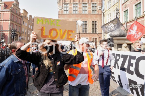  12.09.2020 GDANSK<br />
GDANSK PRZECIWKO TECZOWEJ AGRESJI<br />
PROTEST ZORGANIZOWANY PRZEZ MLODZIEZ WSZECHPOLSKA, ORAZ SIEDEM KONTRMANIFESTACJI M.IN.: GDANSK DLA WSZYSTKICH, TWOJ GDANSK PREZYDENCIE, GDANSK MOWI STOP FASZYZMOWI, KONTRMANIFA GO! GDANSK OBRONIMY, GDANSK - TAK DLA ROWNOSCI<br />
N/Z DZIALACZKA LGBT Z TRANSPARENTEM MAKE LOVE NA MANIFESTACJI NARODOWCOW<br />
 