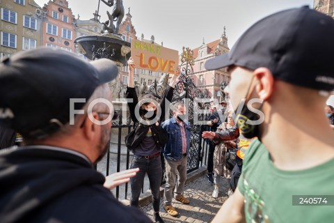  12.09.2020 GDANSK<br />
GDANSK PRZECIWKO TECZOWEJ AGRESJI<br />
PROTEST ZORGANIZOWANY PRZEZ MLODZIEZ WSZECHPOLSKA, ORAZ SIEDEM KONTRMANIFESTACJI M.IN.: GDANSK DLA WSZYSTKICH, TWOJ GDANSK PREZYDENCIE, GDANSK MOWI STOP FASZYZMOWI, KONTRMANIFA GO! GDANSK OBRONIMY, GDANSK - TAK DLA ROWNOSCI<br />
N/Z DZIALACZKA LGBT Z TRANSPARENTEM MAKE LOVE NA MANIFESTACJI NARODOWCOW<br />
 