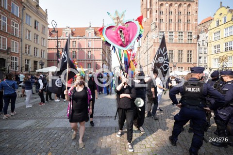  12.09.2020 GDANSK<br />
GDANSK PRZECIWKO TECZOWEJ AGRESJI<br />
PROTEST ZORGANIZOWANY PRZEZ MLODZIEZ WSZECHPOLSKA, ORAZ SIEDEM KONTRMANIFESTACJI M.IN.: GDANSK DLA WSZYSTKICH, TWOJ GDANSK PREZYDENCIE, GDANSK MOWI STOP FASZYZMOWI, KONTRMANIFA GO! GDANSK OBRONIMY, GDANSK - TAK DLA ROWNOSCI<br />
N/Z DZIALACZE LGBT Z TRANSPARENTEM WAGINY POLICJA POLICJANCI<br />
 