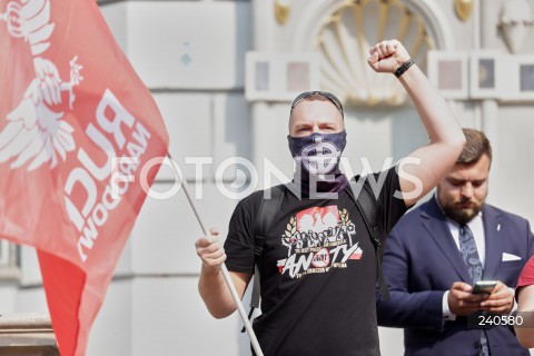  12.09.2020 GDANSK<br />
GDANSK PRZECIWKO TECZOWEJ AGRESJI<br />
PROTEST ZORGANIZOWANY PRZEZ MLODZIEZ WSZECHPOLSKA, ORAZ SIEDEM KONTRMANIFESTACJI M.IN.: GDANSK DLA WSZYSTKICH, TWOJ GDANSK PREZYDENCIE, GDANSK MOWI STOP FASZYZMOWI, KONTRMANIFA GO! GDANSK OBRONIMY, GDANSK - TAK DLA ROWNOSCI<br />
N/Z PRZEDSTAWICIEL RUCHU NARODOWEGO W MASECZCE Z KRZYZEM CELTYCKIM W KOSZULCE ANTY-LGBT TO JEST POLSKA NIE BRUKSELA TU SIE ZBOCZEN NIE POPIERA<br />
 