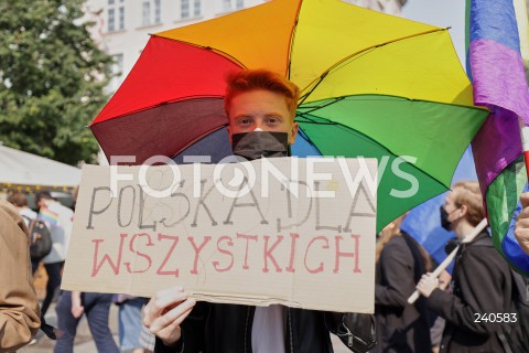  12.09.2020 GDANSK<br />
GDANSK PRZECIWKO TECZOWEJ AGRESJI<br />
PROTEST ZORGANIZOWANY PRZEZ MLODZIEZ WSZECHPOLSKA, ORAZ SIEDEM KONTRMANIFESTACJI M.IN.: GDANSK DLA WSZYSTKICH, TWOJ GDANSK PREZYDENCIE, GDANSK MOWI STOP FASZYZMOWI, KONTRMANIFA GO! GDANSK OBRONIMY, GDANSK - TAK DLA ROWNOSCI<br />
N/Z MANIFESTUANT Z BANEREM POLSKA DLA WSZYSTKICH<br />
 