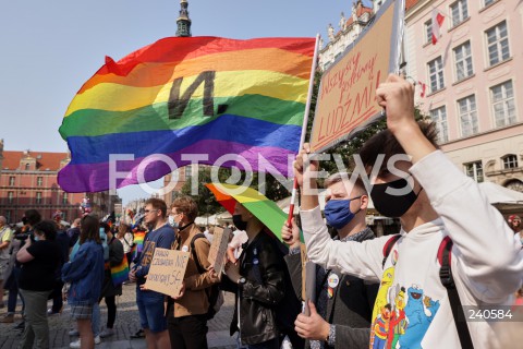  12.09.2020 GDANSK<br />
GDANSK PRZECIWKO TECZOWEJ AGRESJI<br />
PROTEST ZORGANIZOWANY PRZEZ MLODZIEZ WSZECHPOLSKA, ORAZ SIEDEM KONTRMANIFESTACJI M.IN.: GDANSK DLA WSZYSTKICH, TWOJ GDANSK PREZYDENCIE, GDANSK MOWI STOP FASZYZMOWI, KONTRMANIFA GO! GDANSK OBRONIMY, GDANSK - TAK DLA ROWNOSCI<br />
N/Z MANIFESTUJACY Z TENCZOWA FLAGA WSZYSCY JESTESMY ROWNI PRAWA CZLOWIEKA NIE SA IDEOLOGIA<br />
 