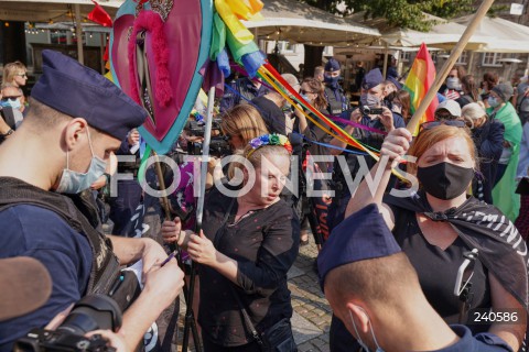  12.09.2020 GDANSK<br />
GDANSK PRZECIWKO TECZOWEJ AGRESJI<br />
PROTEST ZORGANIZOWANY PRZEZ MLODZIEZ WSZECHPOLSKA, ORAZ SIEDEM KONTRMANIFESTACJI M.IN.: GDANSK DLA WSZYSTKICH, TWOJ GDANSK PREZYDENCIE, GDANSK MOWI STOP FASZYZMOWI, KONTRMANIFA GO! GDANSK OBRONIMY, GDANSK - TAK DLA ROWNOSCI<br />
N/Z DZIALACZKA LGBT, PRZEDSTAWICIELE SRODOWISK NACJONALISTYCZNYCH POLICJA POLICJANCI<br />
 