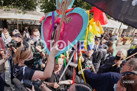  12.09.2020 GDANSK<br />
GDANSK PRZECIWKO TECZOWEJ AGRESJI<br />
PROTEST ZORGANIZOWANY PRZEZ MLODZIEZ WSZECHPOLSKA, ORAZ SIEDEM KONTRMANIFESTACJI M.IN.: GDANSK DLA WSZYSTKICH, TWOJ GDANSK PREZYDENCIE, GDANSK MOWI STOP FASZYZMOWI, KONTRMANIFA GO! GDANSK OBRONIMY, GDANSK - TAK DLA ROWNOSCI<br />
N/Z ATAK NARODOWCA NA DZIALACZY LGBT Z TRANSPARENTEM WAGINY <br />
 