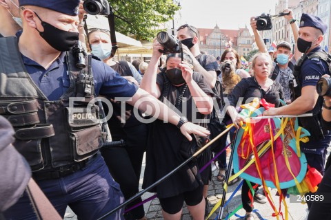  12.09.2020 GDANSK<br />
GDANSK PRZECIWKO TECZOWEJ AGRESJI<br />
PROTEST ZORGANIZOWANY PRZEZ MLODZIEZ WSZECHPOLSKA, ORAZ SIEDEM KONTRMANIFESTACJI M.IN.: GDANSK DLA WSZYSTKICH, TWOJ GDANSK PREZYDENCIE, GDANSK MOWI STOP FASZYZMOWI, KONTRMANIFA GO! GDANSK OBRONIMY, GDANSK - TAK DLA ROWNOSCI<br />
N/Z ZATRZYMANIE ATAKUJACEGO NARODOWCA PRZEZ POLICJE POLICJA POLICJANCI<br />
 