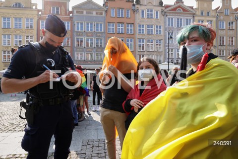  12.09.2020 GDANSK<br />
GDANSK PRZECIWKO TECZOWEJ AGRESJI<br />
PROTEST ZORGANIZOWANY PRZEZ MLODZIEZ WSZECHPOLSKA, ORAZ SIEDEM KONTRMANIFESTACJI M.IN.: GDANSK DLA WSZYSTKICH, TWOJ GDANSK PREZYDENCIE, GDANSK MOWI STOP FASZYZMOWI, KONTRMANIFA GO! GDANSK OBRONIMY, GDANSK - TAK DLA ROWNOSCI<br />
N/Z MANIFESTANCI LGBT SPISYWANI PRZEZ FUNKCJONARIUSZA POLICJI POLICJA POLICJANT<br />
 