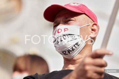  12.09.2020 GDANSK<br />
GDANSK PRZECIWKO TECZOWEJ AGRESJI<br />
PROTEST ZORGANIZOWANY PRZEZ MLODZIEZ WSZECHPOLSKA, ORAZ SIEDEM KONTRMANIFESTACJI M.IN.: GDANSK DLA WSZYSTKICH, TWOJ GDANSK PREZYDENCIE, GDANSK MOWI STOP FASZYZMOWI, KONTRMANIFA GO! GDANSK OBRONIMY, GDANSK - TAK DLA ROWNOSCI<br />
N/Z MANIFESTUJACY ANTY-LGBT W MASECZCE STOP TECZOWEJ ZARAZIE<br />
 