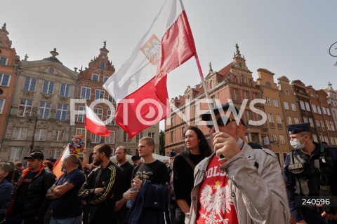  12.09.2020 GDANSK<br />
GDANSK PRZECIWKO TECZOWEJ AGRESJI<br />
PROTEST ZORGANIZOWANY PRZEZ MLODZIEZ WSZECHPOLSKA, ORAZ SIEDEM KONTRMANIFESTACJI M.IN.: GDANSK DLA WSZYSTKICH, TWOJ GDANSK PREZYDENCIE, GDANSK MOWI STOP FASZYZMOWI, KONTRMANIFA GO! GDANSK OBRONIMY, GDANSK - TAK DLA ROWNOSCI<br />
N/Z MANIFESTUJACY NARODOWCY Z FLAGAMI POLSKI<br />
 