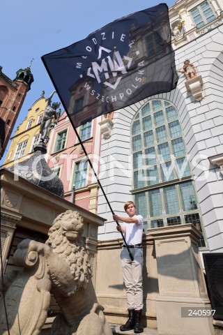  12.09.2020 GDANSK<br />
GDANSK PRZECIWKO TECZOWEJ AGRESJI<br />
PROTEST ZORGANIZOWANY PRZEZ MLODZIEZ WSZECHPOLSKA, ORAZ SIEDEM KONTRMANIFESTACJI M.IN.: GDANSK DLA WSZYSTKICH, TWOJ GDANSK PREZYDENCIE, GDANSK MOWI STOP FASZYZMOWI, KONTRMANIFA GO! GDANSK OBRONIMY, GDANSK - TAK DLA ROWNOSCI<br />
N/Z DZIALACZ MLODZIEZY WSZECHPOLSKIEJ TRZYMAJACY FLAGE<br />
 