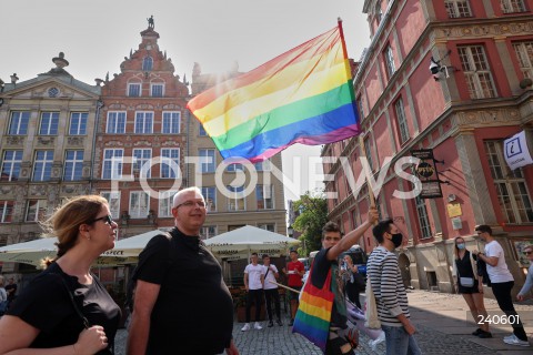  12.09.2020 GDANSK<br />
GDANSK PRZECIWKO TECZOWEJ AGRESJI<br />
PROTEST ZORGANIZOWANY PRZEZ MLODZIEZ WSZECHPOLSKA, ORAZ SIEDEM KONTRMANIFESTACJI M.IN.: GDANSK DLA WSZYSTKICH, TWOJ GDANSK PREZYDENCIE, GDANSK MOWI STOP FASZYZMOWI, KONTRMANIFA GO! GDANSK OBRONIMY, GDANSK - TAK DLA ROWNOSCI<br />
N/Z MANIFESTANT LGBT Z TECZOWA FLAGA<br />
 