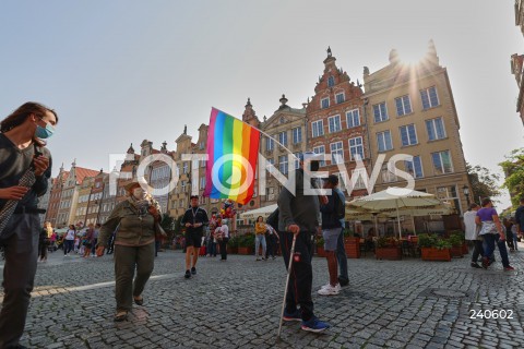  12.09.2020 GDANSK<br />
GDANSK PRZECIWKO TECZOWEJ AGRESJI<br />
PROTEST ZORGANIZOWANY PRZEZ MLODZIEZ WSZECHPOLSKA, ORAZ SIEDEM KONTRMANIFESTACJI M.IN.: GDANSK DLA WSZYSTKICH, TWOJ GDANSK PREZYDENCIE, GDANSK MOWI STOP FASZYZMOWI, KONTRMANIFA GO! GDANSK OBRONIMY, GDANSK - TAK DLA ROWNOSCI<br />
N/Z MANIFESTANT SENIOR LGBT Z TECZOWA FLAGA<br />
 